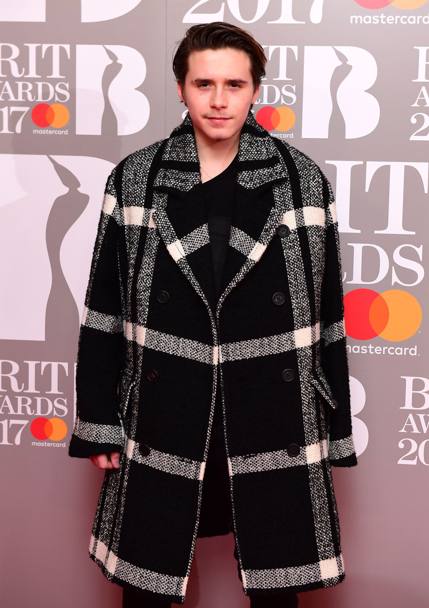 Eccolo ai Brit Awards di Londra, dove si vede chiaramente che ha il braccio sinistro al collo. Reuters